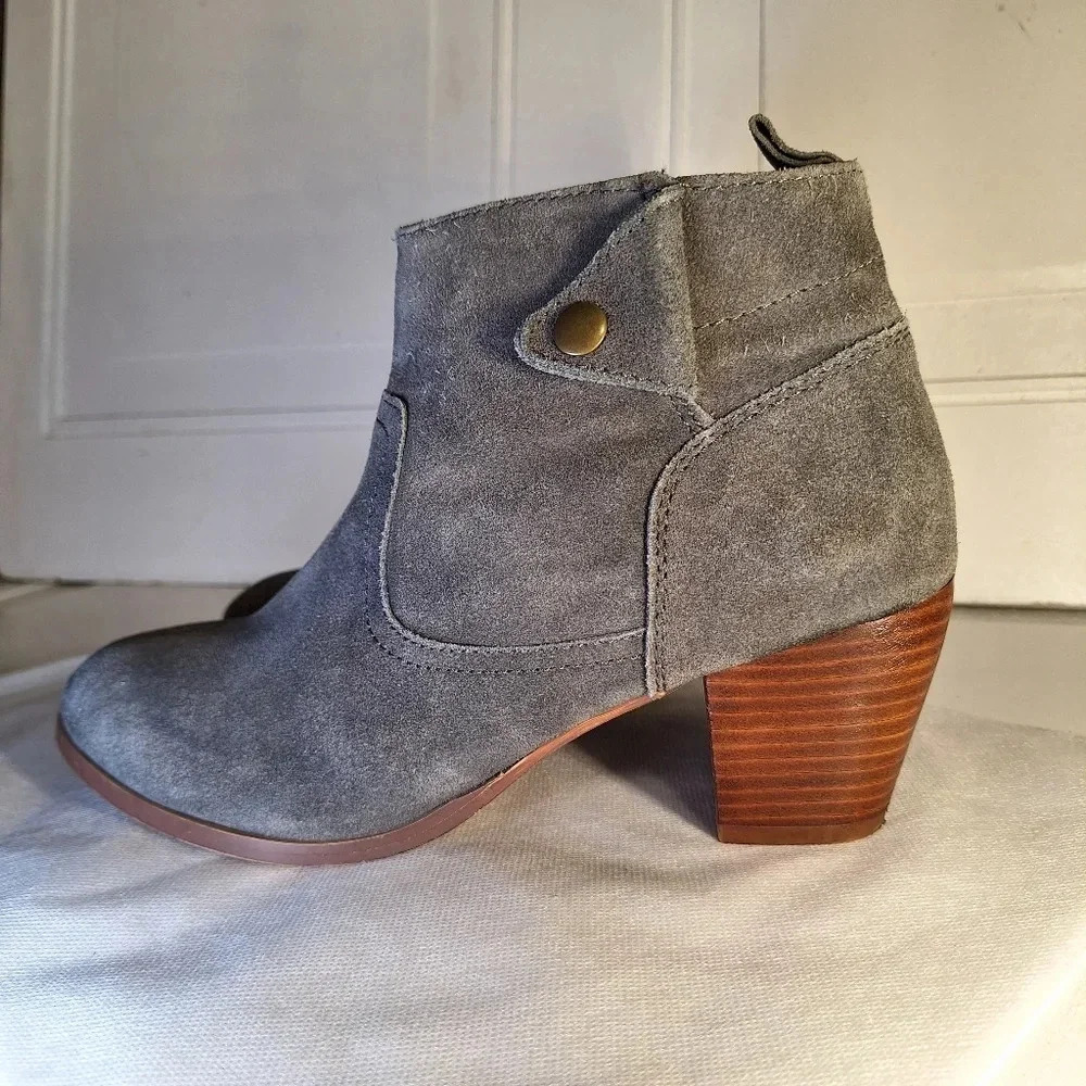 Diba Sophia Grey Suede Ankle Boots Gold Button Accent Zip Inside Mid Heel 9.5 - Picture 10 of 14
